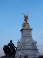 Buckingham palace : fontaine & statue